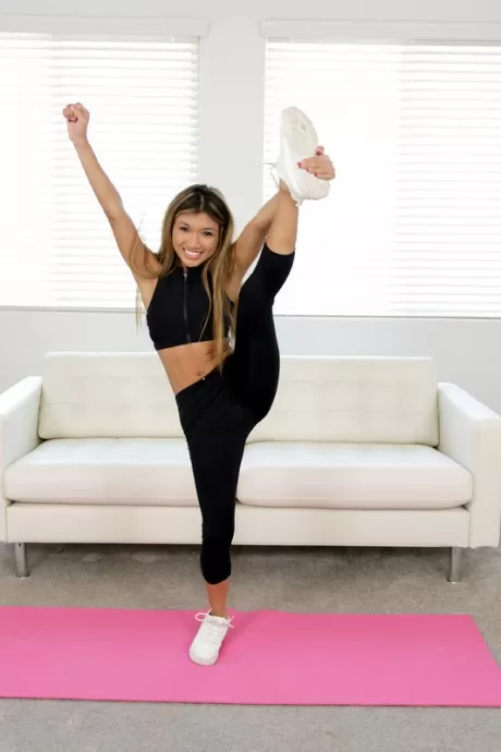 Японские девушки снимают каблуки с ремешками на щиколотках, прежде чем лизать пальцы ног и киски