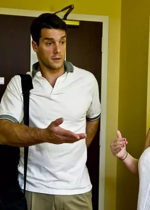 Одинокая девушка сбрасывает лифчик и нижнее белье, прежде чем лечь на массажный стол