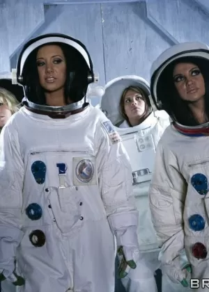 Джейден Джеймс и Одри Битони исследуют космическое пространство и огромный член