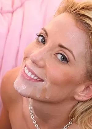 Безумно сексуальная молоденькая Шанель Рей мастурбирует и трахается