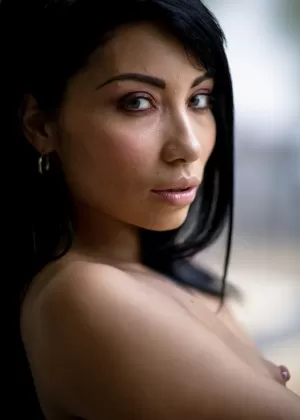 Горячая негритянка с задницей, готовая умереть за моделей голышом в полосатых спортивных носках