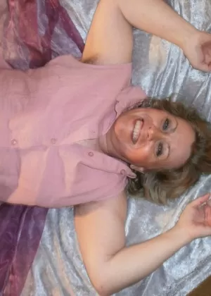 Зрелая женщина Каро надевает свои белые леггинсы поверх бабушкиных трусиков