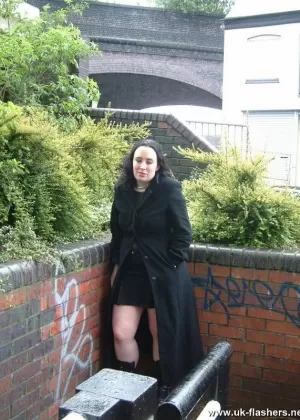 Полная британка демонстрирует свою большую задницу и пизду в прозрачном топе