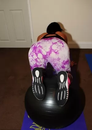 Темноволосая милфа Похабная Рейвен полностью раздевается во время тренировки дома