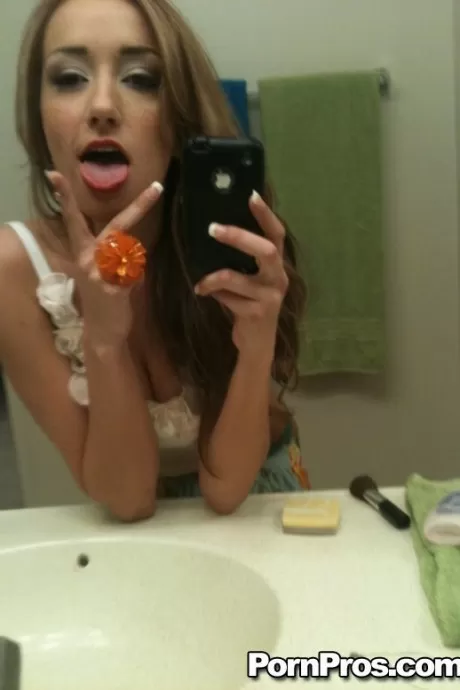 Молоденькая милашка Виктория Рей Блэк делает голые селфи в зеркале ванной комнаты