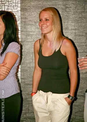 Изголодавшиеся по члену любительские красотки сходят с ума на пьяной секс-вечеринке