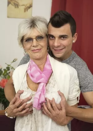 Пожилая пума в очках достает себе игрушку для мальчика для какого-то молодого члена