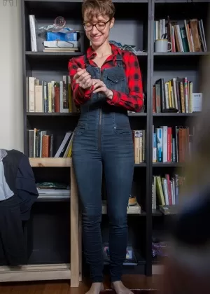 Брюнетка Латиноамериканка красотка Джуджу Ранджел снимает джинсы, чтобы обнажить большую задницу