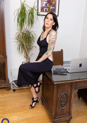 Зрелая леди Айрис Н освобождается от халата и прихорашивается перед сексом с игрушечным мальчиком