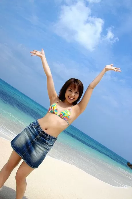Японская молоденькая Чикахо Ито позирует обнаженной на пляже 1