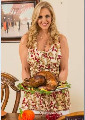 Соблазнительная милфа с бритой пиздой Джулия Энн снимает с себя платье и нижнее белье