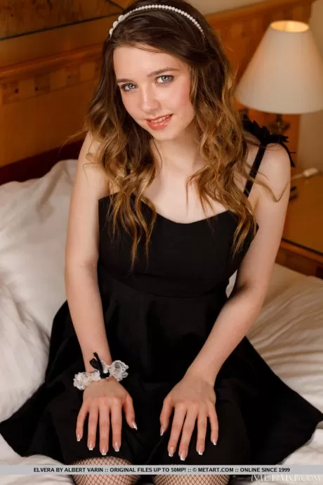 Симпатичная молоденькая Элвера показывает свою лысую пизду после того, как обнажилась в  1