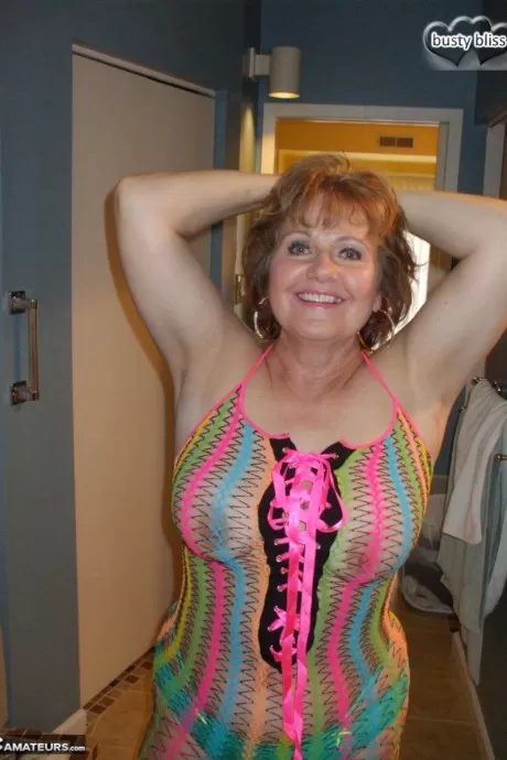 Рыжеволосая бабуля грудастая Блисс обнажает свою киску в прозрачн 5