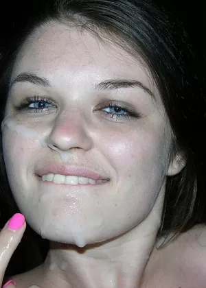 Молодая блондинка со штампом бродяги получает сперму на свою голую задницу в порно дебюте