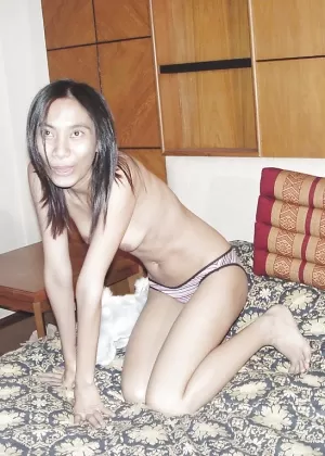 Пожилая волосатая модель с пушистыми подмышками сдвигает трусики в сторону, чтобы показать бобра