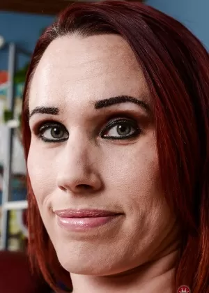 Пожилая мамаша Кристал Рейн раздевается для раздвигания бритой киски