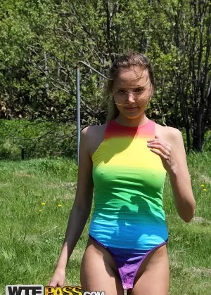 Молодая блондинка расстегивает комбинезон, чтобы показать свои сиськи и пизду на пустошах