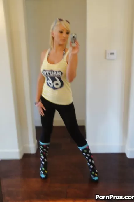 Молоденькая блондинка Лекси Своллоу делает селфи голышом в зеркале