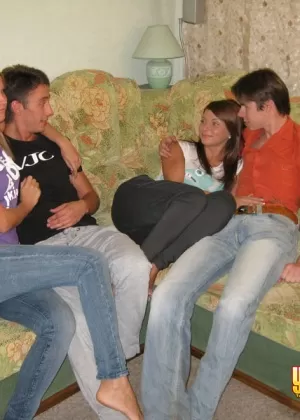 Стройная молоденькая Герда Виски снимает очки во время секса из киски в рот