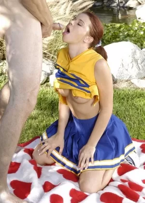 Шлюха-болельщица Алекс Таннер жестко трахается в жопу на открытом воздухе