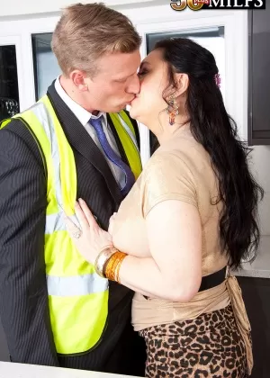 Брюнетка пума Сабрина Джейд обнажает свои огромные сиськи во время секса на кухне