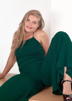 Толстая блондинка Ульрикке щеголяет небритостью, обнажая свою большую белую задницу