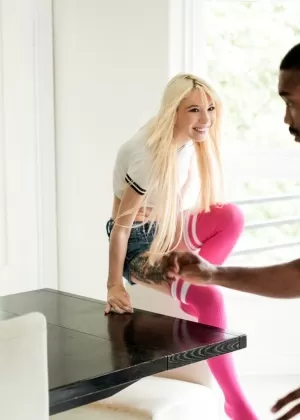 Светлокожая блондинка Кензи Ривз трахается с негром в розовых носках OTK