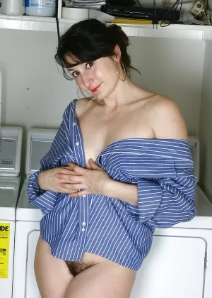 Зрелая красотка с крошечными сиськами и горячей пышной попкой раздвигает ноги