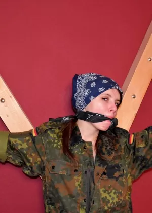 Соло девушка освобождает свои дерзкие сиськи от камуфляжного платья, прежде чем погладить свою пизду