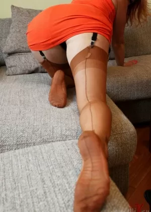 Пожилая платиновая блондинка Димонти занимается лесбийским сексом на диване для любви