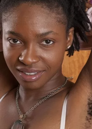 Чернокожая любительница Карла Кейн показывает свои небритые подмышки и бобер