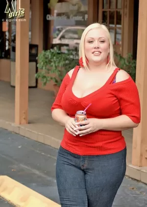 Блондинка толстушки Банни де ла Круз раскрывает свои огромные сиськи, трахаясь с большим членом