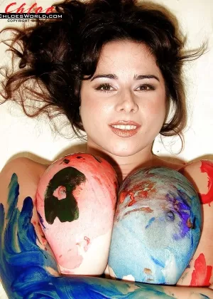 Данни Харвуд принимает участие в сексуальной позирующей сцене в сапогах