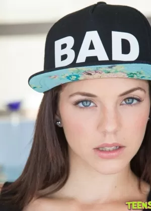 Резвая красотка-подросток приспускает свои обтягивающие джинсы и дразнит свой горшочек с медом