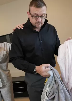 Горячий фемдом-экшн с грудастой доммой Стейси Саран, дисциплинирующей мужчину