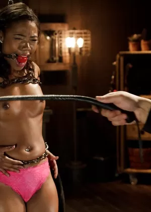 Школьницам Сесилии Тейлор и Кайли Рокет затыкают рот кляпом и связывают перед сексом втроем