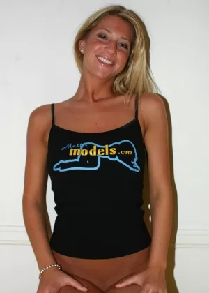 Блондинка Сэмми с гордостью обнажает свою большую натуральную грудь