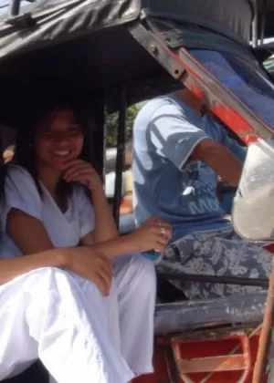 Миниатюрная блондинка медсестра Лулу получает двойной трах в своих белых чулках