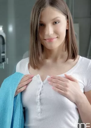 Евро подросток Неона ублажает свою возбужденную киску в душе секс-игрушкой