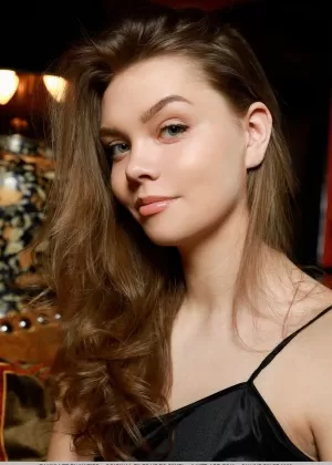 Русская блондинка Амали позирует в великолепных обнаженных позах на вершине валуна