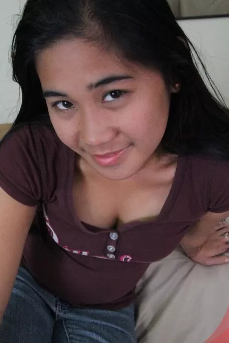 Пухленькая филиппинка наполнила свою киску спермой секс-туриста