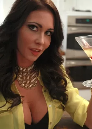 Межрасовые лесбиянки Роми Инди Дороти Блэк делают грязные вещи на своей кровати