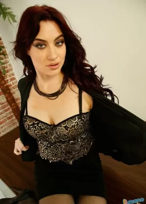 Грязная блондинка обнажает свои большие сиськи перед минетом, облизывающим мяч