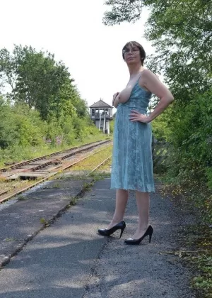 Толстая любительница с темными волосами раздевается догола в общественном месте