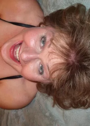 Толстая рыжеволосая девушка Эйприл Флорес играет со своей пиздой леденцовой палочкой на Рождество