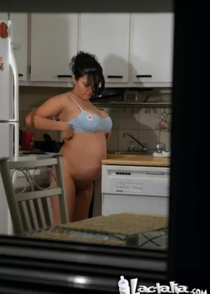 Пожилая беременная женщина Нэнси обнажает выпуклость живота и мастурбирует раздвинутую пизду