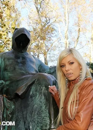 Тощая рыжая Лия принимает член парня в свое гладкое влагалище