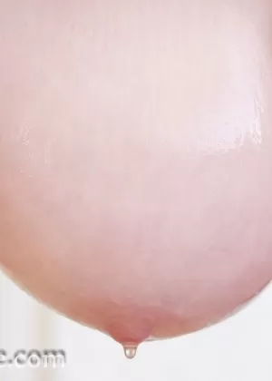 Смазанные маслом девушки лесбиянки Andere A Susana C целуются трутся горячими обнаженными телами