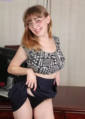 Длинноногая секретарша Шелли Р. раздевается до подвязок и чулок за своим столом