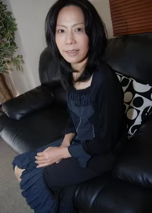 Потрясающая азиатская милфа Мики раздевает свое тело и колготки